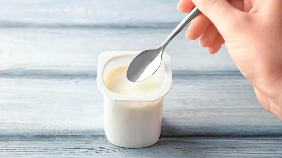 Qué sucede al calentar un yogur en el microondas