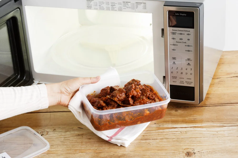Los efectos de calentar carne en el microondas