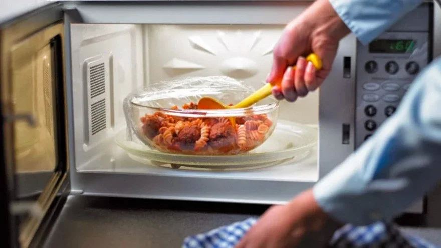 Qué sucede al dejar comida en el microondas