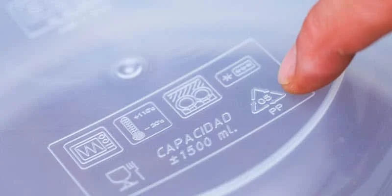 Advertencias y consecuencias de calentar un plato desechable en el microondas