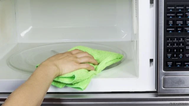 Consecuencias de colocar un trapo en el microondas