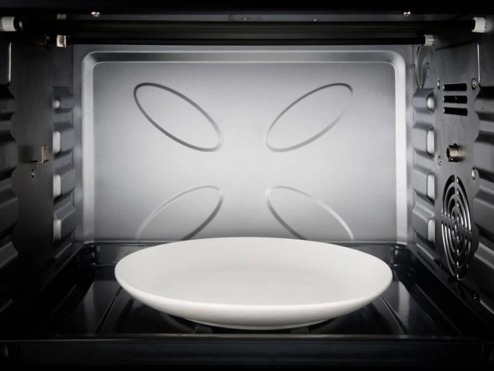 Qué sucede si meto un plato de porcelana en el microondas