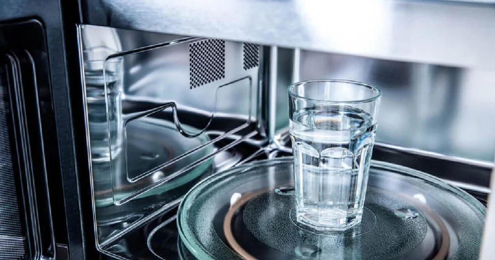 Peligros de meter un vaso de vidrio con agua en el microondas
