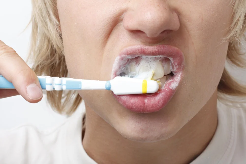 Qué ocurre si no te lavas los dientes antes de dormir
