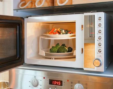 Consecuencias de calentar siempre la comida en el microondas