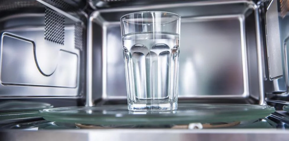 ¿Puede el microondas afectar el agua que tomas?