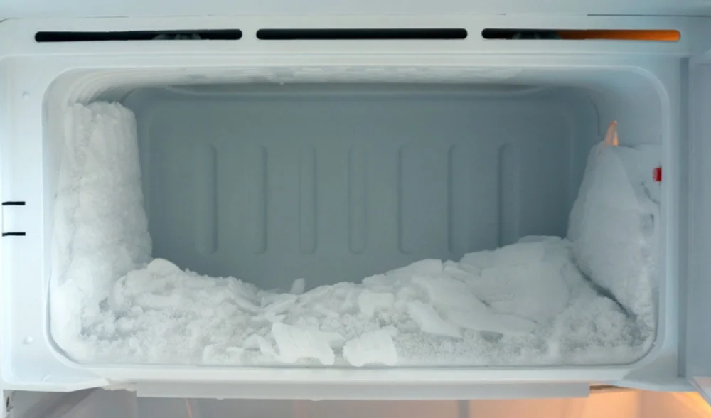 Trucos para quitar el hielo de la nevera sin descongelar