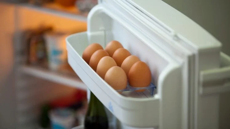 Beneficios de guardar los huevos en la nevera