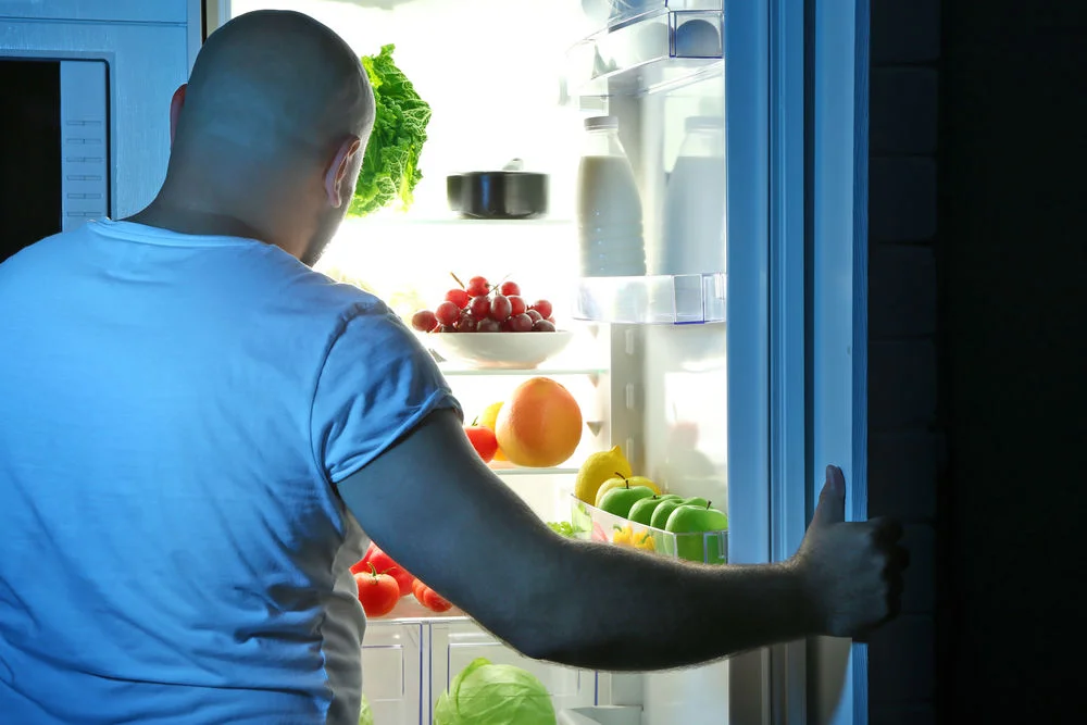 Pasos para evitar dejar la puerta del refrigerador abierta toda la noche