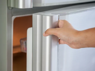 Posibles consecuencias de ubicar el refrigerador demasiado cerca de la pared