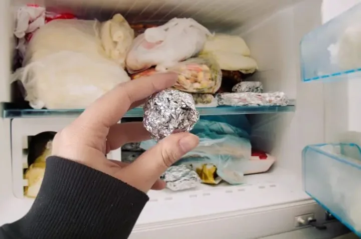 Efectos de meter aluminio en el refrigerador: lo que debes saber