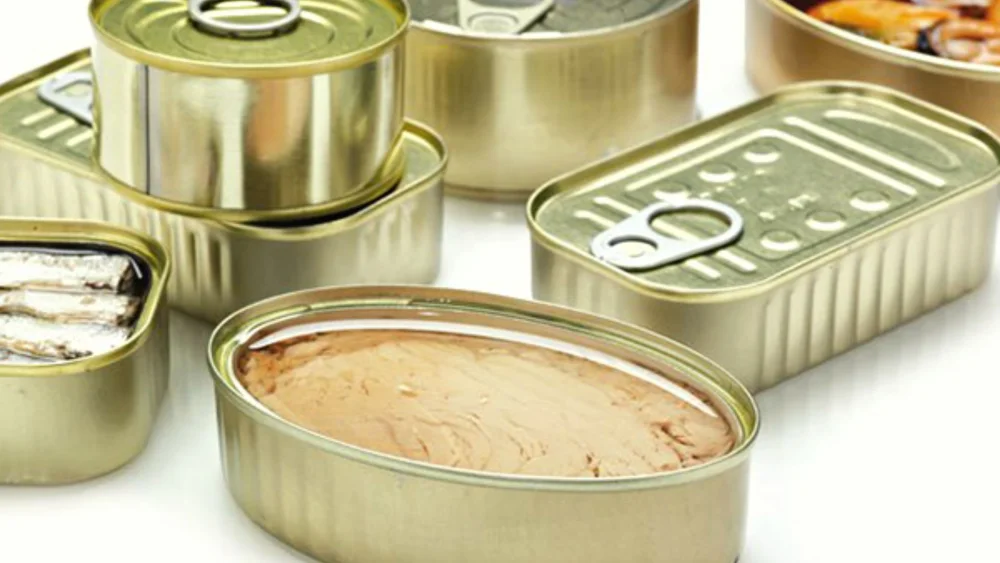 Los efectos al refrigerar una lata de atún cerrada