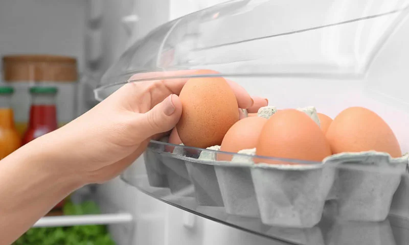 Pasa esto al sacar los huevos del refrigerador