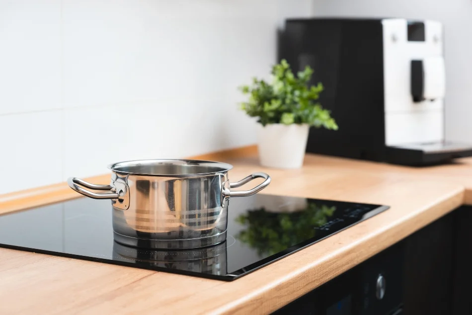 Cómo funciona la cocina de vitrocerámica: guía práctica para entender su funcionamiento