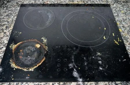 Cómo eliminar manchas resistentes en vitrocerámica