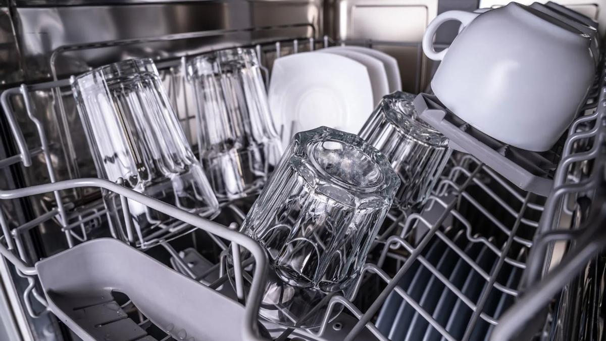 Consejos para solucionar los vasos empanados en el lavavajillas