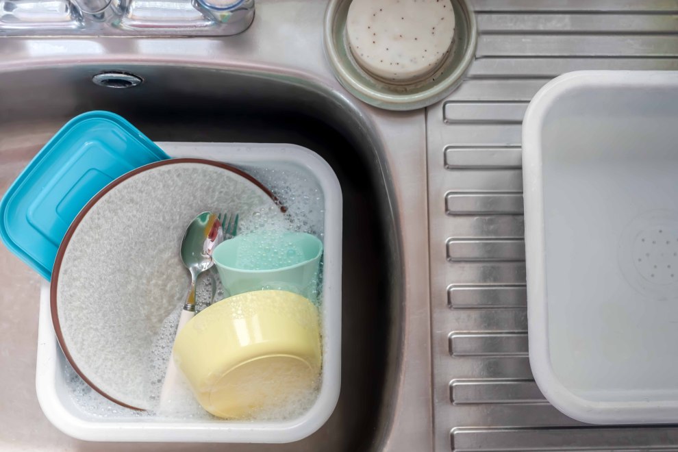 La cantidad de agua necesaria para lavar los platos