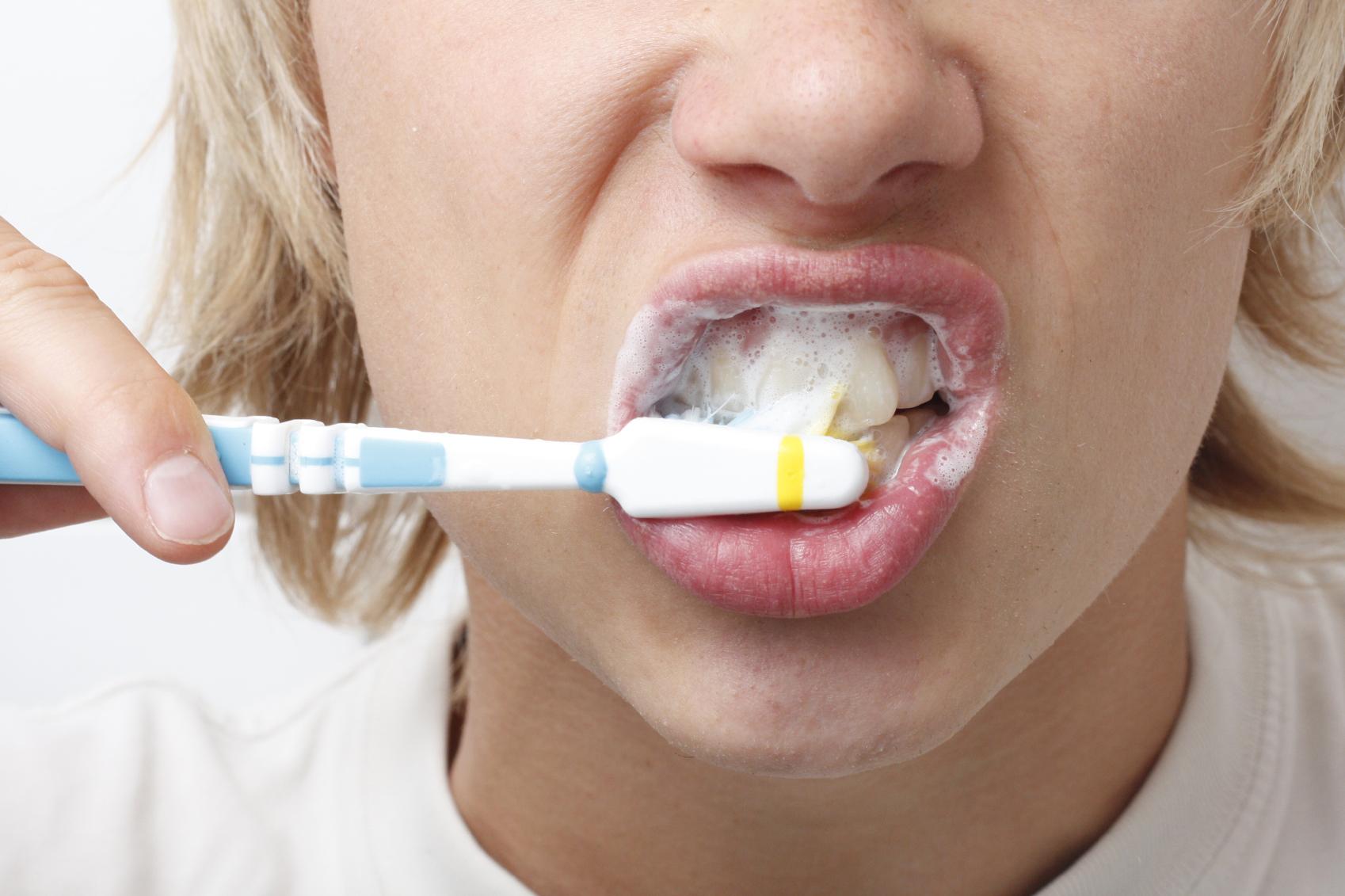 Qué ocurre si no te lavas los dientes antes de dormir